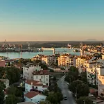 Top Floor Modern Apartment With Incredible Views